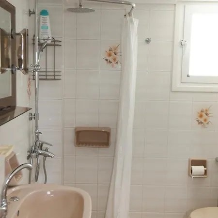 Kır Evi Aira *
