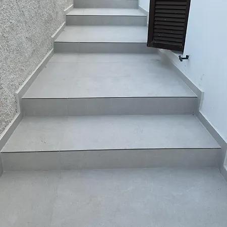 Kır Evi Aira *