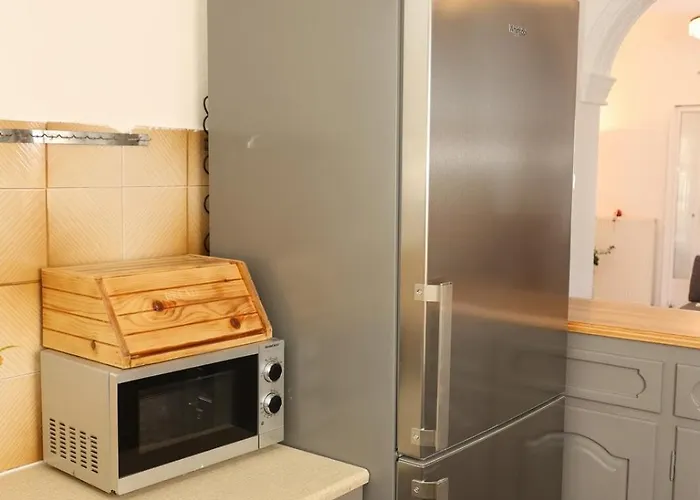 Aira Αζόλιμνος